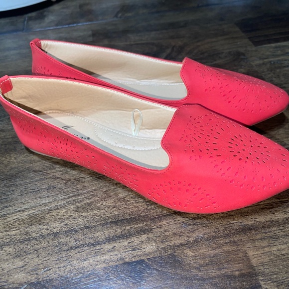 IYNX Pointed toe Flats size 9 Red/Orange Blood Orange, like new used - Picture 3 of 6